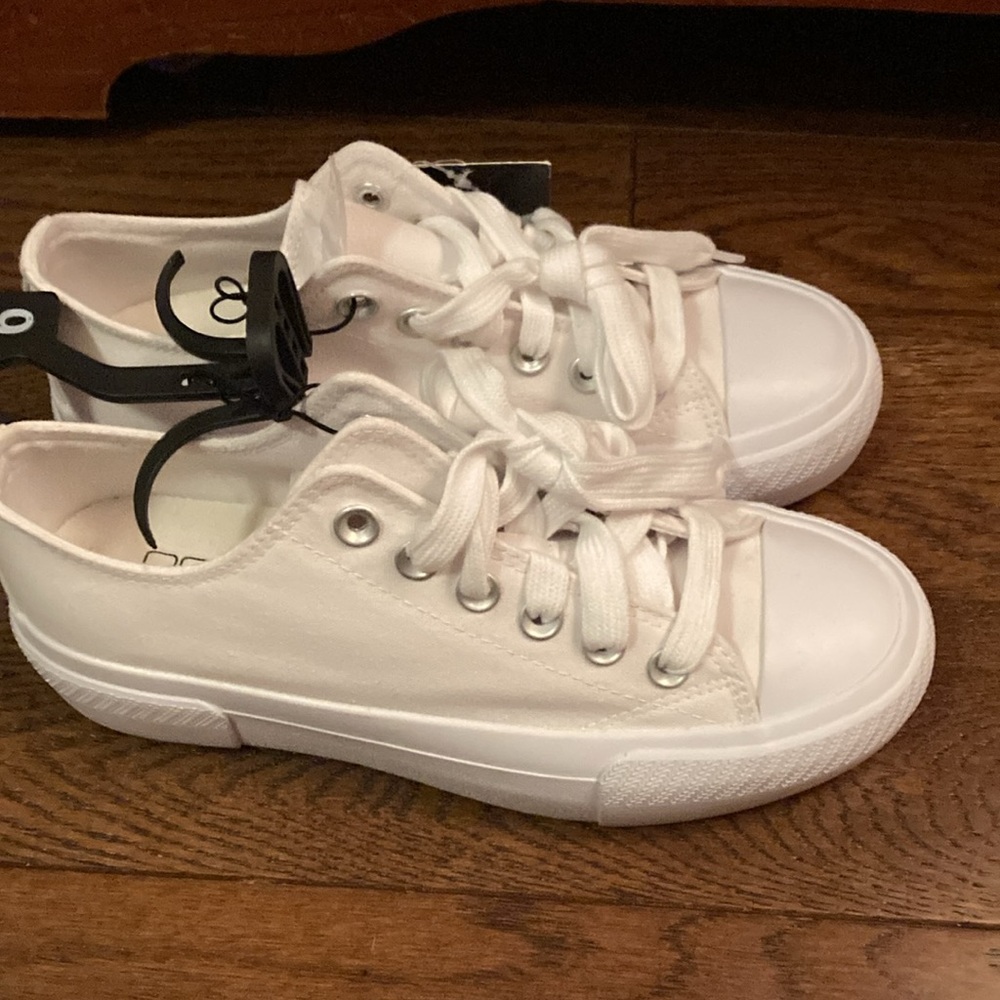 BRAND-NEW GIRLS GYM SHOES SIZE 6! NWT! SMOKE FREE HOME! - Picture 4 of 5